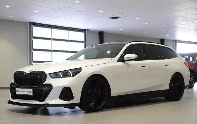 BMW i5 eDrive40 Touring M Kam Pano. - fotka 1 z 11