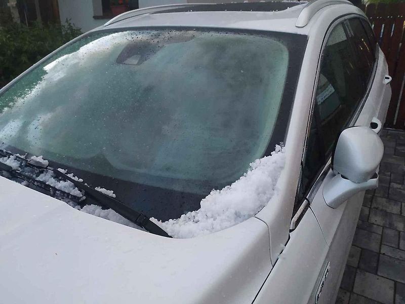 Improvizovanou ochranou před padajícími kroupy může být fólie.