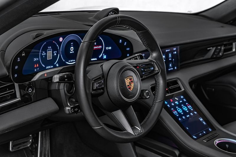 Porsche Taycan 4 Sport Chrono Pano - fotka 15 z 24
