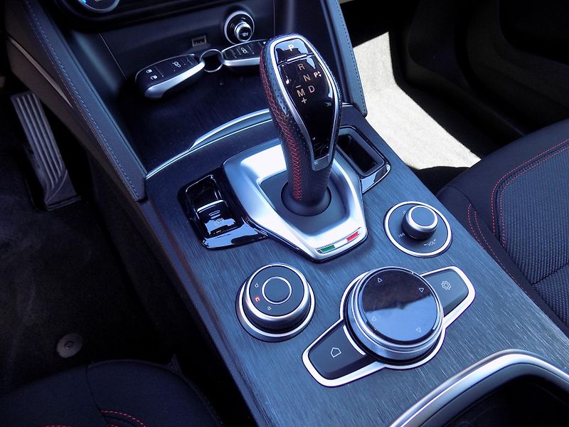 Alfa Romeo Stelvio 2,2 JTD 140 KW Q4 - fotka 32 z 40