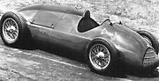První závodní monopost Alfa Romeo V16 měl motor za zády řidiče. Zůstalo pouze u konceptu.