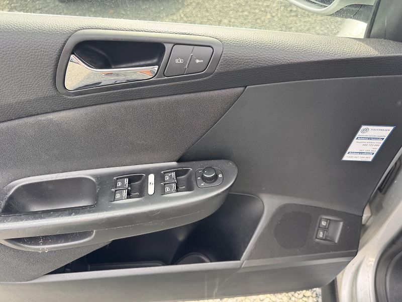 Volkswagen Passat B6 2.0 TDI,103 kW, 187 tis km, - fotka 16 z 21