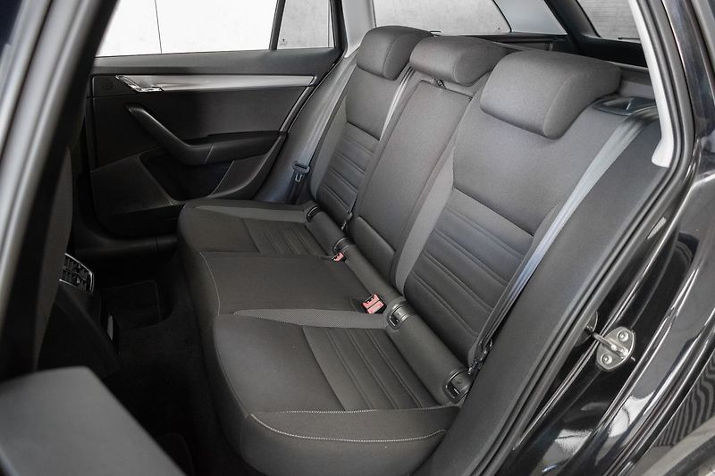 Škoda Octavia 1.6 TDI 85kW *MirrorLink*ACC* - fotka 13 z 40