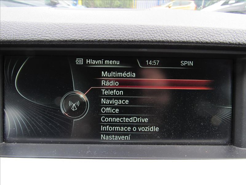 BMW Řada 5 3,0 d 530d xDrive - fotka 16 z 35