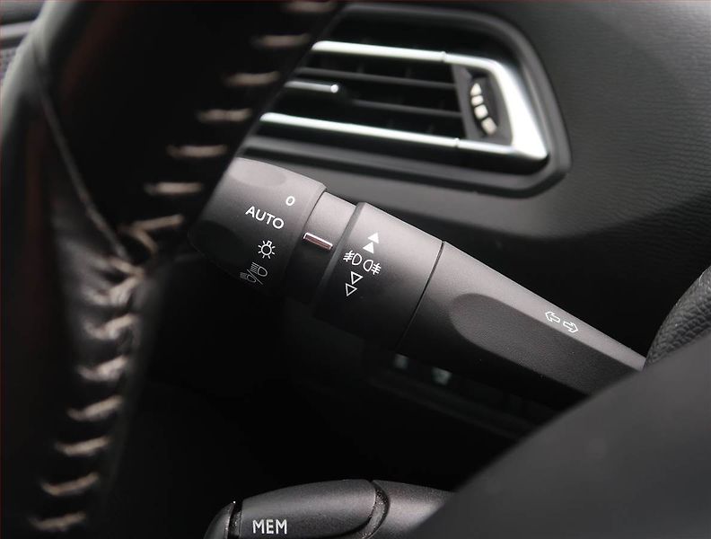 Peugeot 308 (2015) 2.0 HDI, Automat, Navi - fotka 18 z 23