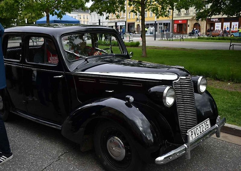 Tradiční sraz autoveteránistů na náměstí T. G. Masaryka v Prostějově. 18. května 2025
