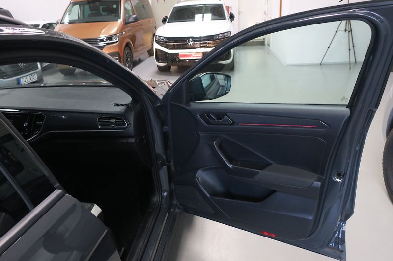 Volkswagen T-Roc (2019) Sport 1.5 TSI 110 kW manuál - fotka 36 z 47