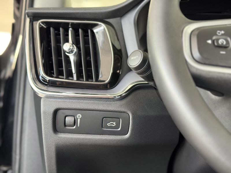 Volvo V60 B4 AUT*145kW*KeyLess*Tažné - fotka 26 z 31