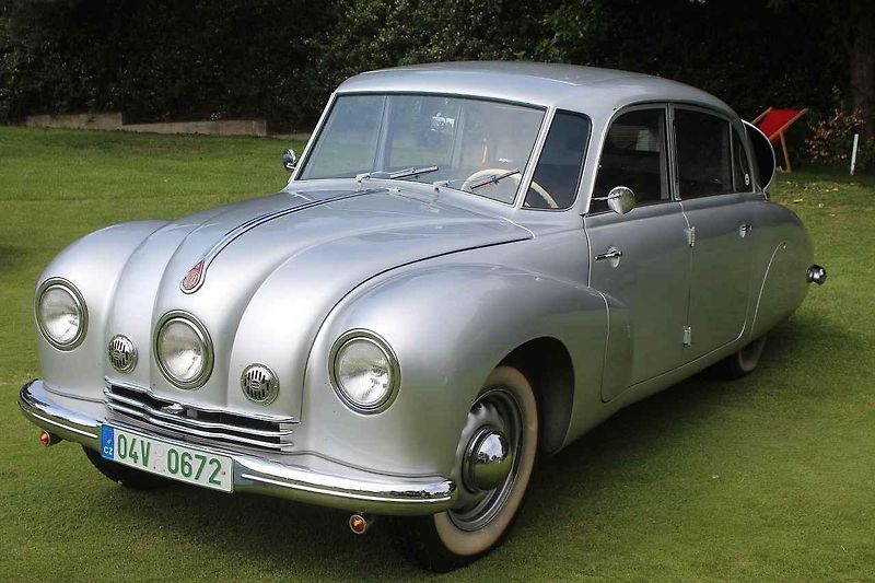 Výstava Automobilové klenoty se konala na golfovém hřišti v Praze Hostivaři