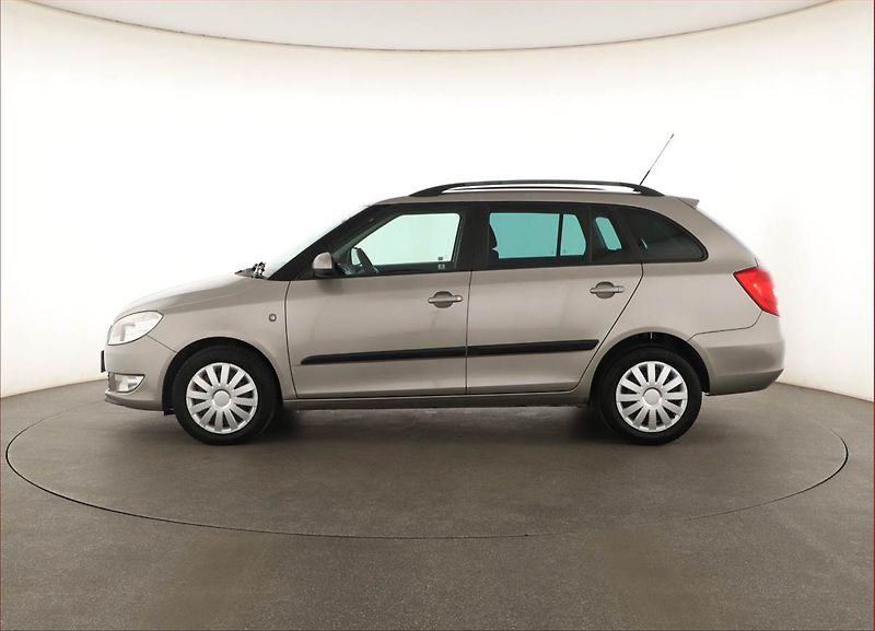 Škoda Fabia (2010) Ambiente 1.2 TSI, ČR,1.maj - fotka 3 z 14
