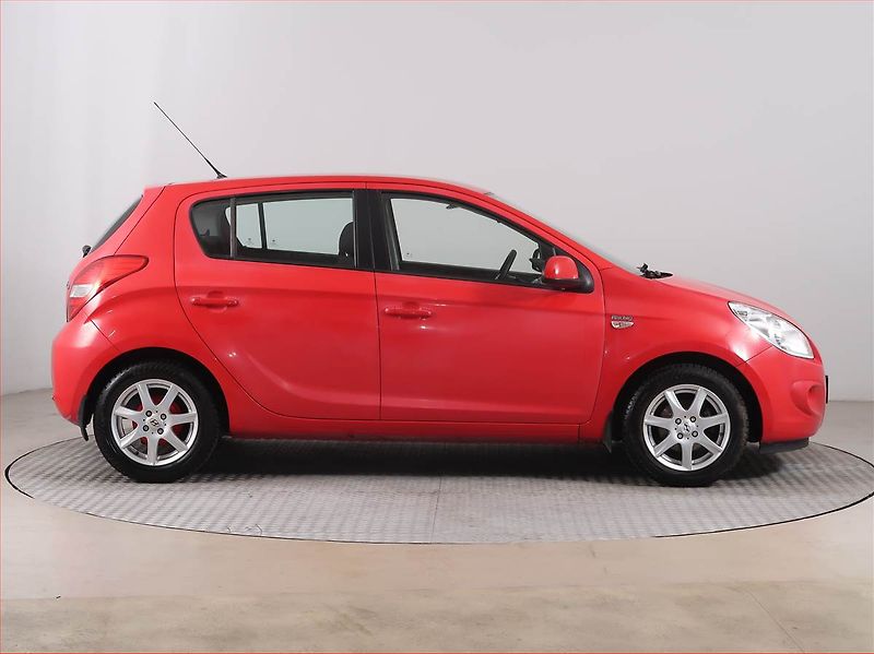 Hyundai i20 (2011) 1.2, nová STK, dobrý stav - fotka 6 z 14