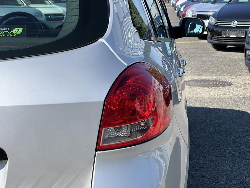 Renault Clio 1.2i 16v KLIMA KOUPENO V ČR - fotka 33 z 34