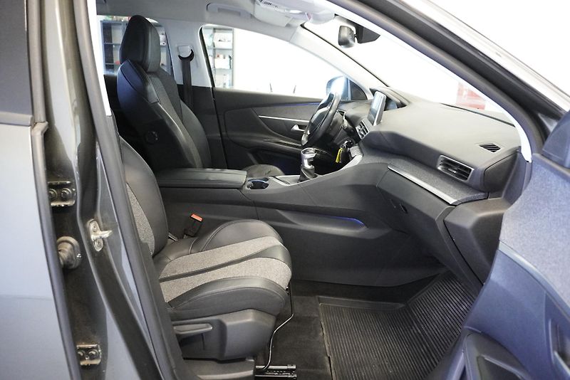 Peugeot 3008 1.6 BLUEHDI 88kW ALLURE - fotka 23 z 29
