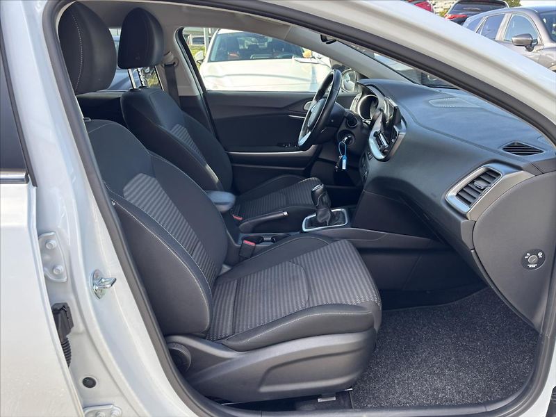 Kia Ceed 1,5 TGDi 118kW TOP ZÁRUKA NAVI - fotka 15 z 40