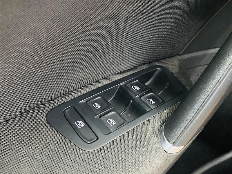 Volkswagen Golf 1,6 TDI 85kW LED Comfortline - fotka 12 z 26