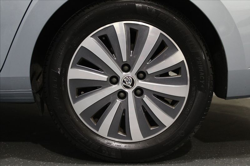 Škoda Superb 2,0 TDI Style REZERVOVÁNO - fotka 38 z 39