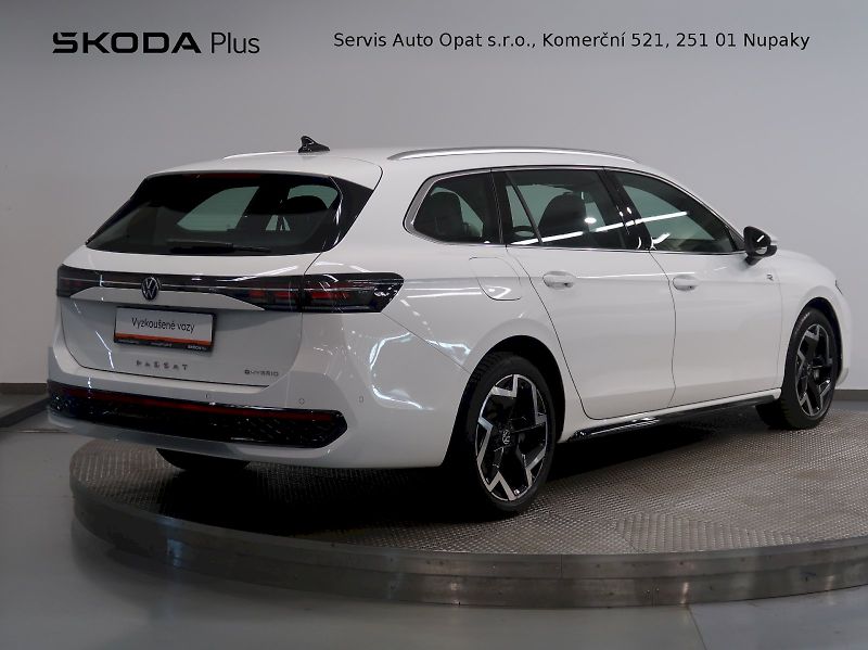 Volkswagen Passat (2024) R-LINE 1.5TSI 200KW eHYBRID WE - fotka 2 z 46