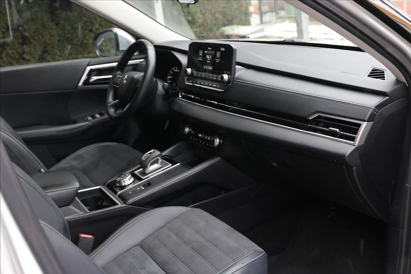 Mitsubishi Outlander 2,4 7míst, intense - fotka 50 z 70