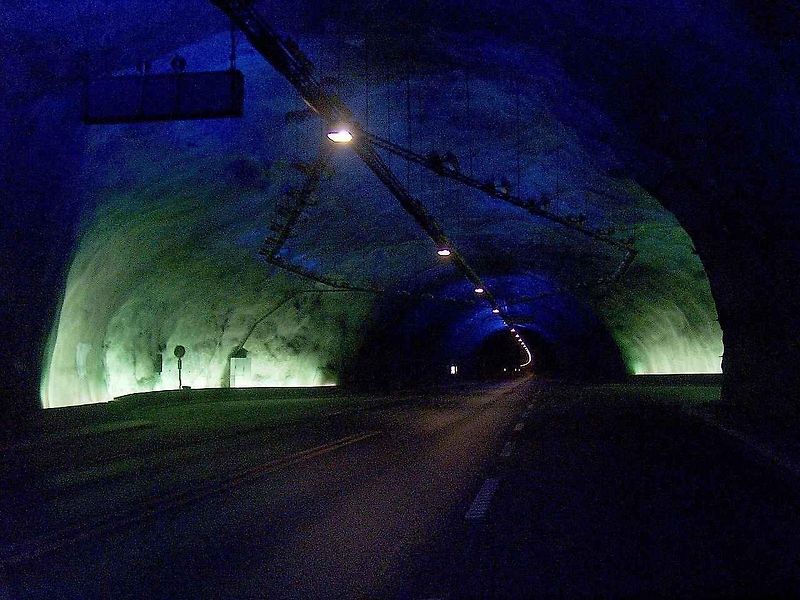 Tunel Laerdal v Norsku je s 24,5 kilometry nejdelší silniční tunel na světě. Spojuje města Aurlandsvangen v obci Aurland a Laerdalsoyri v obci Laerdal.