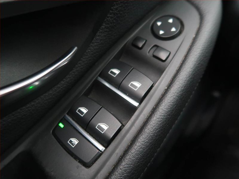 BMW Řada 5 (2012) Individual 525d xDrive, 4X4 - fotka 22 z 24