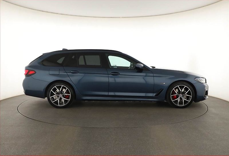 BMW Řada 5 (2022) 530e xDrive - fotka 6 z 22