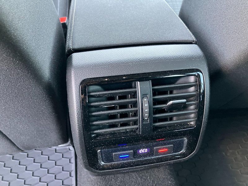 Volkswagen Passat Variant (2020) 2.0TDI 110kW DSG EL.TZ,NAVI - fotka 16 z 28