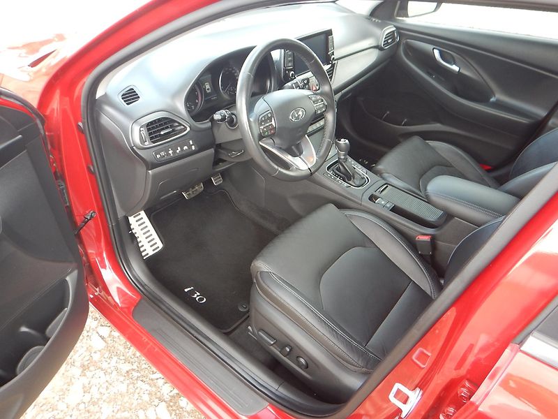 Hyundai i30 FASTBACK, 1.4 GDi TURBO, AUT - fotka 9 z 35