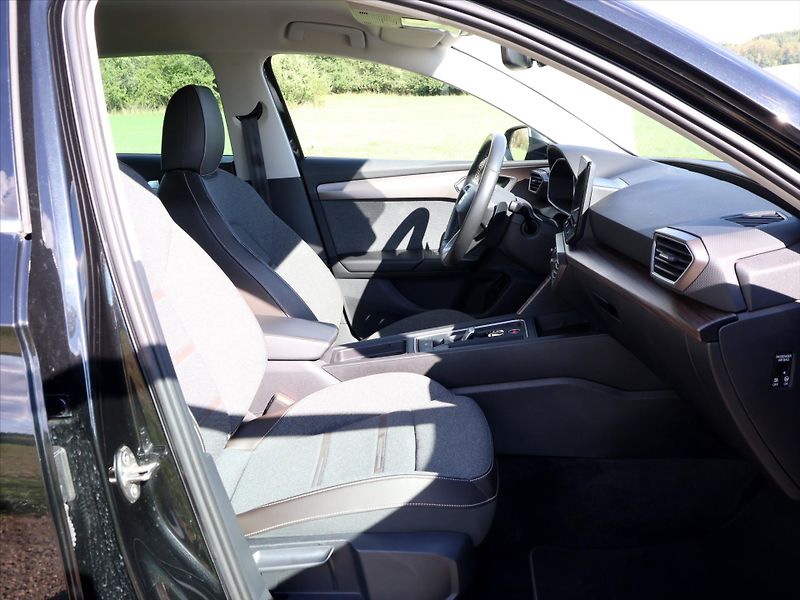 Seat Leon 2,0 TDI DSG Xcellence ST - fotka 12 z 31
