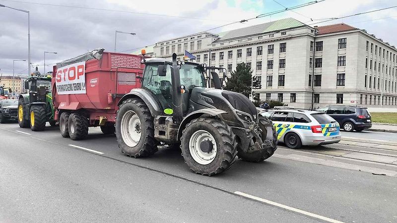 Demonstrace zemědělců před ministerstvem zemědělství a blokáda pražské magistrály. Na snímku je traktor John Deere 7730.