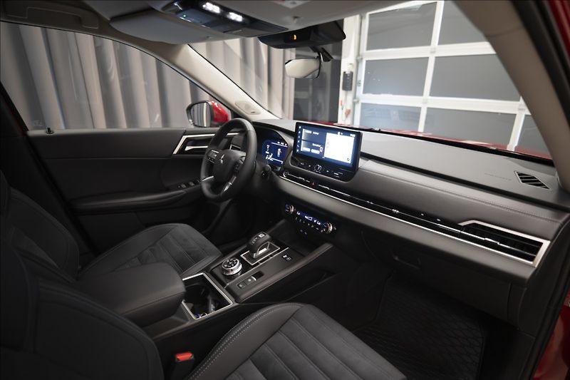 Mitsubishi Outlander 2,4 PHEV INVITE 1728 KM 2x ALU - fotka 8 z 44
