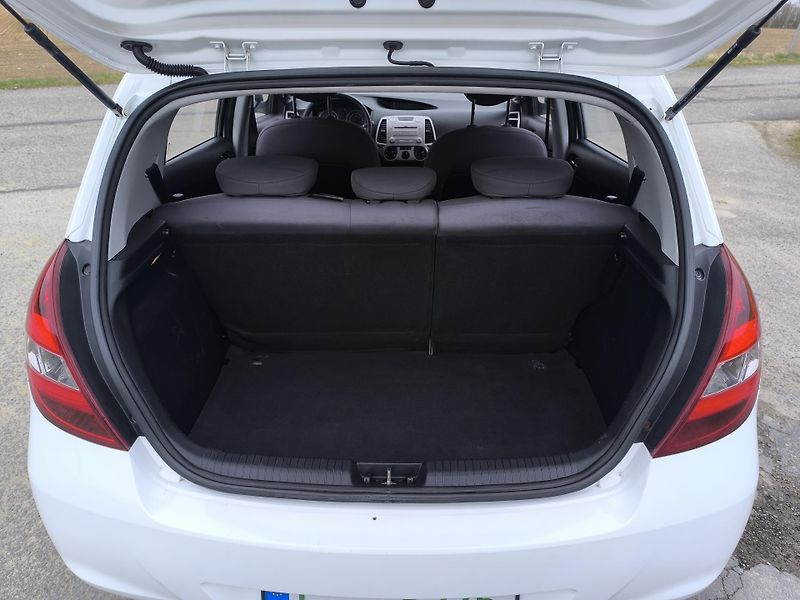 Hyundai i20 1.3 DOLOŽENÉ KM.PRVNÍ MAJ. - fotka 12 z 25