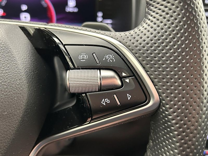 Škoda Karoq 1.5 TSI SportLine - fotka 22 z 32