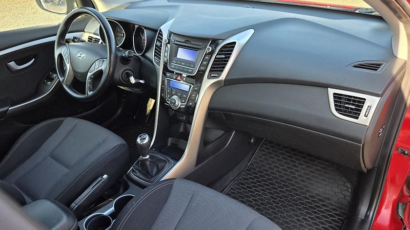 Hyundai i30 1.6GDI STYLE  99KW - fotka 20 z 44