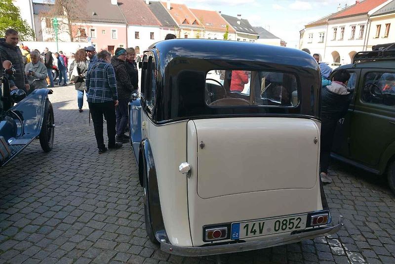 Automobiloví a motocykloví veteráni se vydali v neděli na tradiční jízdu Ze zámku na hrad. Start byl na Horním náměstí v Přerově, kde si lidé užili bohatý program.