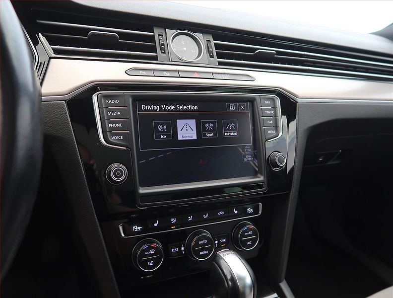Volkswagen Passat (2015) 2.0 TDI, Automat, Kůže, Navi - fotka 18 z 28