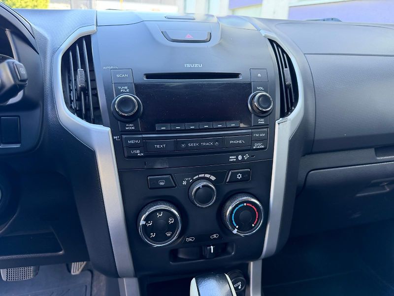 Isuzu D-Max 2,5 TD TwinTurbo 4WD automat . - fotka 16 z 19