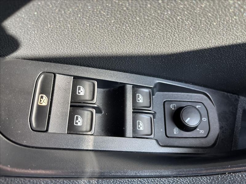 Škoda Karoq 2,0 TDi 110 4x4 DSG TAŽNÉ -DPH - fotka 31 z 47