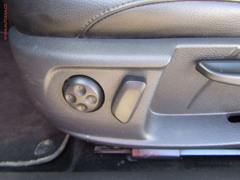 Volkswagen Passat (2012) 2.0 TDi, DSG, kůže, panor. - fotka 11 z 23