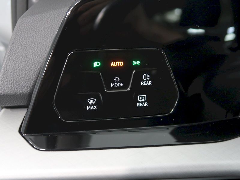 Volkswagen Golf (2021) LIFE 2.0TDI 85KW - fotka 35 z 38