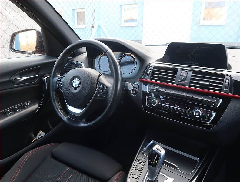 BMW Řada 1 (2017) Sport Line 118i, Automat - fotka 7 z 19