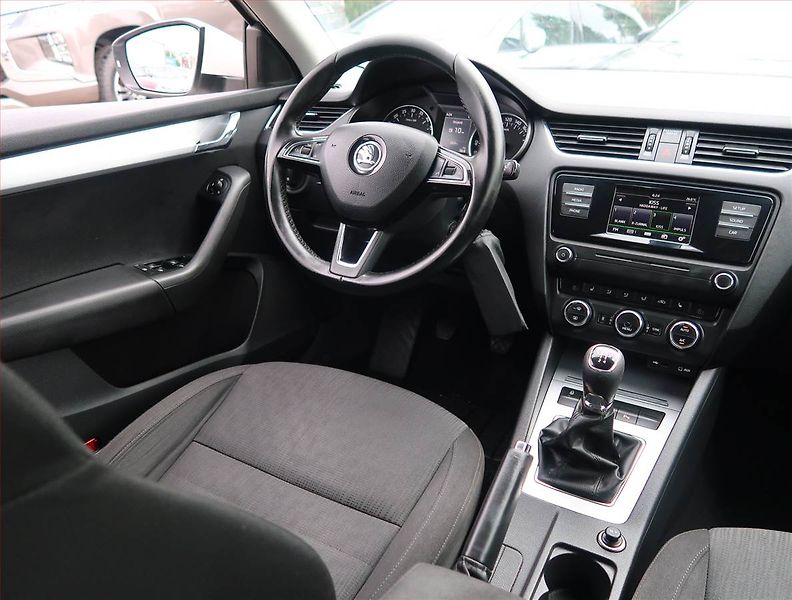 Škoda Octavia (2015) 1.6 TDI, Tempomat - fotka 7 z 17