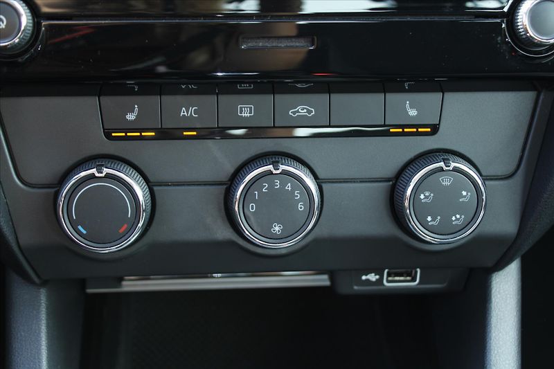 Škoda Octavia 1.6 TDI 85kW DSG AMBIENTE ČR - fotka 17 z 22