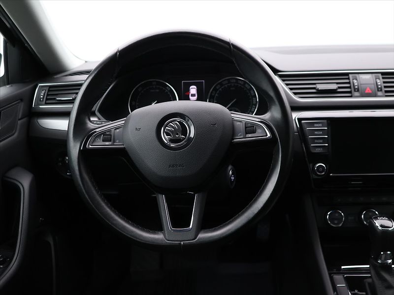 Škoda Superb 2,0 TDI 110kW DSG Style Plus - fotka 14 z 29