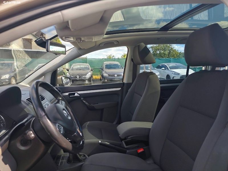 Volkswagen Touran (2014) - fotka 15 z 42