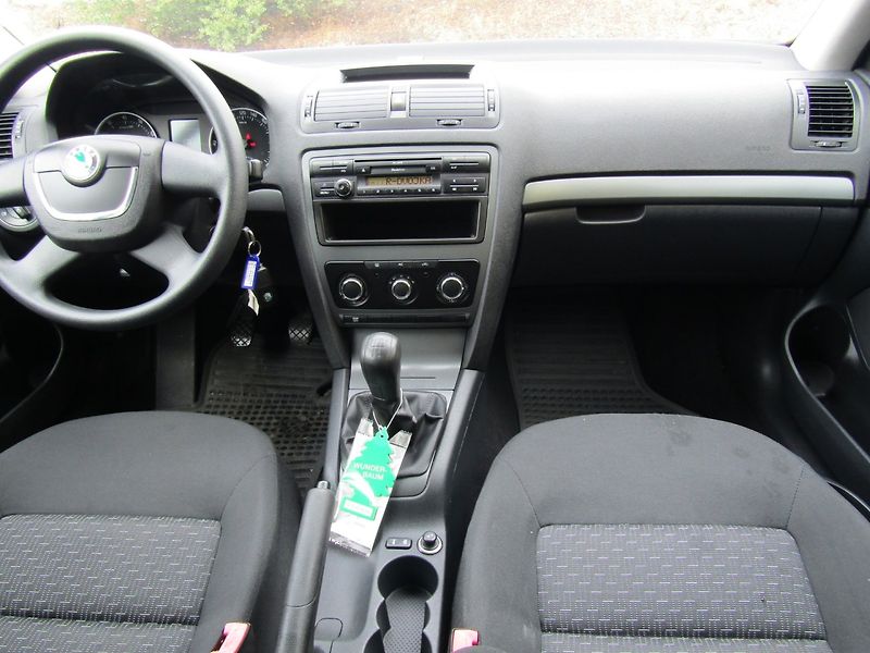 Škoda Octavia (2009) 1.6 MPI 75kW 1.MAJITEL - fotka 15 z 35