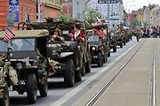 Plzní projel Konvoj svobody. Stovky kusů historické vojenské techniky v neděli projely z Bor do centra města. Ulice lemovaly tisíce diváků