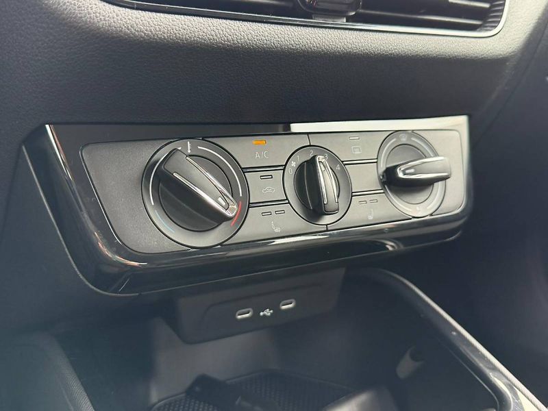 Škoda Fabia Selection 1,0 TSI 70 kW 5° MP - fotka 25 z 26