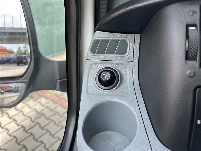Ford Transit 2,2 TDCI obytná vestavba - fotka 21 z 32
