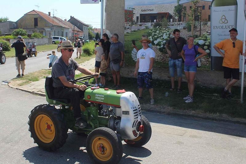 Podivínský mazec nabídl svůj třináct ročník. Jedinečná traktoriáda na Břeclavsku lákala poslední červencovou sobotu na spanilou jízdu, závody i přehlídku několika veteránů.