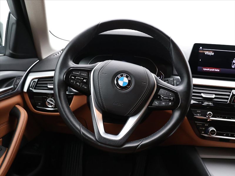 BMW Řada 5 2.0 D 140kW xDrive AT CZ - fotka 14 z 35